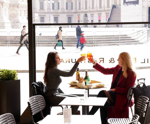 Coronavirus in Italien, Bars und Cafes in Mailand dürfen teilweise öffnen Milan, Reopening of bars, clubs and restaurants for having entered the yellow zone, the Lombardy Region, in the photo in the center of Piazza Duomo Editorial Usage Only  Copyright: xDuilioxPiaggesix xIPAx