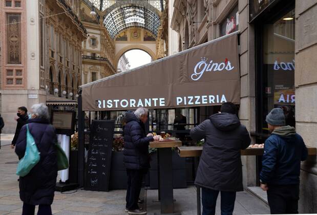 Coronavirus in Italien, Bars und Cafes in Mailand dürfen teilweise öffnen Milan, Reopening of bars, clubs and restaurants due to the Lombardy Region having entered the yellow zone, in the photo in the center Editorial Usage Only  Copyright: xDuilioxPiaggesix xIPAx