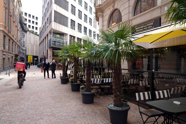 Coronavirus in Italien, Bars und Cafes in Mailand dürfen teilweise öffnen Milan, Reopening of bars, clubs and restaurants due to the Lombardy Region having entered the yellow zone, in the photo in the center Editorial Usage Only  Copyright: xDuilioxPiaggesix xIPAx
