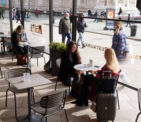 Coronavirus in Italien, Bars und Cafes in Mailand dürfen teilweise öffnen Milan, Reopening of bars, clubs and restaurants for having entered the yellow zone, the Lombardy Region, in the photo in the center of Piazza Duomo Editorial Usage Only  Copyright: xDuilioxPiaggesix xIPAx