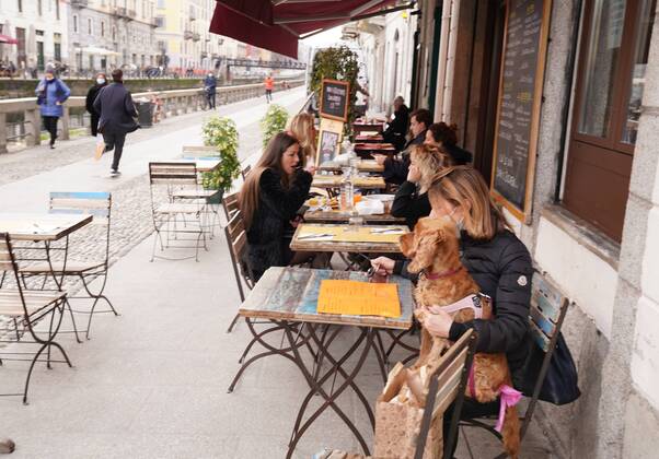 Coronavirus in Italien, Bars und Cafes in Mailand dürfen teilweise öffnen Milan, Reopening of bars, clubs and restaurants due to the Lombardy Region having entered the yellow zone, in the photo Luca and Andrea on the Naviglio Grande Editorial Usage Only  Copyright: xDuilioxPiaggesix xIPAx