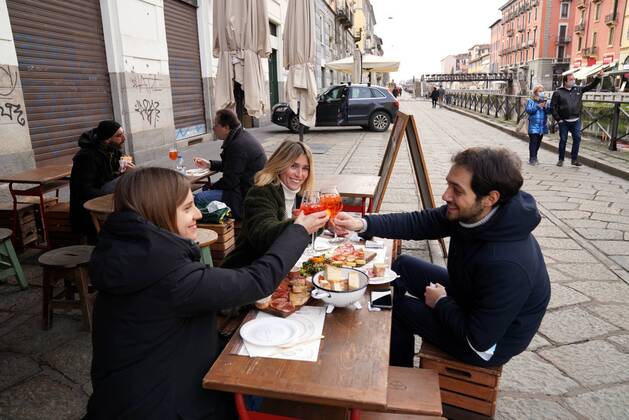 Coronavirus in Italien, Bars und Cafes in Mailand dürfen teilweise öffnen Milan, Reopening of bars, clubs and restaurants due to the Lombardy Region having entered the yellow zone, in the photo La Prosciutteria sul Naviglio Grande Editorial Usage Only  Copyright: xDuilioxPiaggesix xIPAx