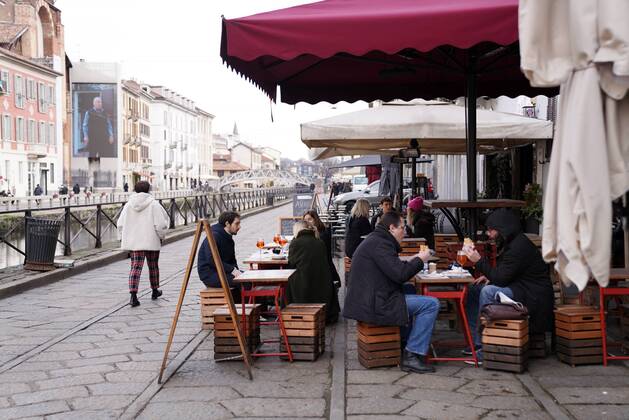 Coronavirus in Italien, Bars und Cafes in Mailand dürfen teilweise öffnen Milan, Reopening of bars, clubs and restaurants due to the Lombardy Region having entered the yellow zone, in the photo La Prosciutteria sul Naviglio Grande Editorial Usage Only  Copyright: xDuilioxPiaggesix xIPAx