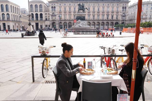 Coronavirus in Italien, Bars und Cafes in Mailand dürfen teilweise öffnen Milan, Reopening of bars, clubs and restaurants for having entered the yellow zone, the Lombardy Region, in the photo in the center of Piazza Duomo Editorial Usage Only  Copyright: xDuilioxPiaggesix xIPAx