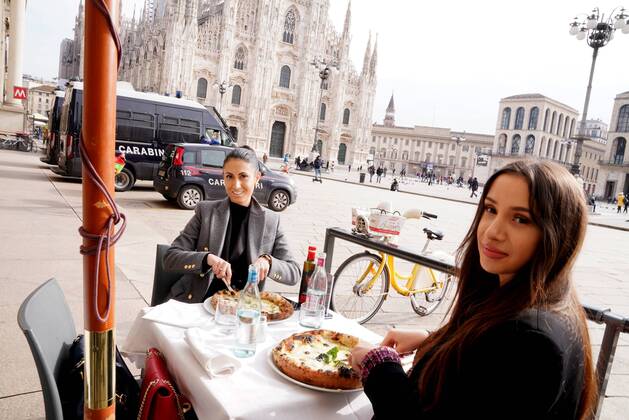 Coronavirus in Italien, Bars und Cafes in Mailand dürfen teilweise öffnen Milan, Reopening of bars, clubs and restaurants for having entered the yellow zone, the Lombardy Region, in the photo in the center of Piazza Duomo Editorial Usage Only  Copyright: xDuilioxPiaggesix xIPAx