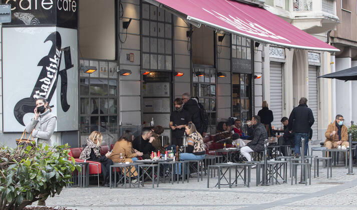 Coronavirus in Italien, Bars und Cafes in Mailand dürfen teilweise öffnen Milan 01-02-2021 Milan yellow area people sitting for lunch outside bars and restaurants (Largo La Foppa) Editorial Usage Only  Copyright: xErmesxBeltramix xIPAx