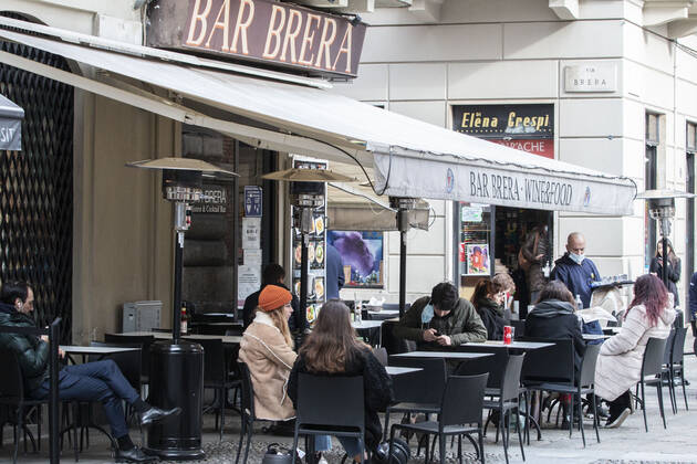 Coronavirus in Italien, Bars und Cafes in Mailand dürfen teilweise öffnen Milan 01-02-2021 Milan yellow area people sitting for lunch outside bars and restaurants (Brera) Editorial Usage Only  Copyright: xErmesxBeltramix xIPAx
