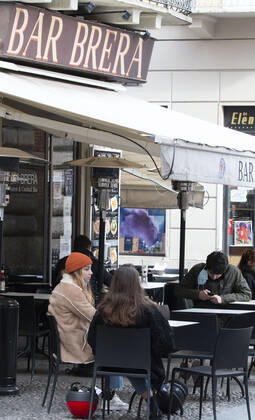 Coronavirus in Italien, Bars und Cafes in Mailand dürfen teilweise öffnen Milan 01-02-2021 Milan yellow area people sitting for lunch outside bars and restaurants (Brera) Editorial Usage Only  Copyright: xErmesxBeltramix xIPAx