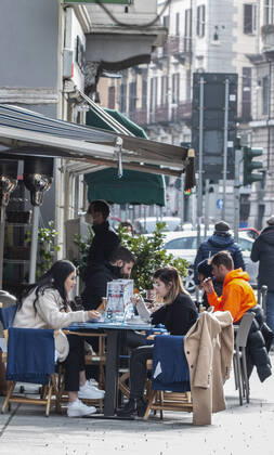Coronavirus in Italien, Bars und Cafes in Mailand dürfen teilweise öffnen Milan 01-02-2021 Milan yellow area people sitting for lunch outside bars and restaurants (Largo la Foppa) Editorial Usage Only  Copyright: xErmesxBeltramix xIPAx