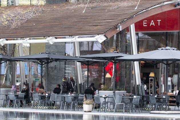 Coronavirus in Italien, Bars und Cafes in Mailand dürfen teilweise öffnen Milan 01-02-2021 Milan yellow area people sitting for lunch outside bars and restaurants (Gae AulentI) Editorial Usage Only  Copyright: xErmesxBeltramix xIPAx