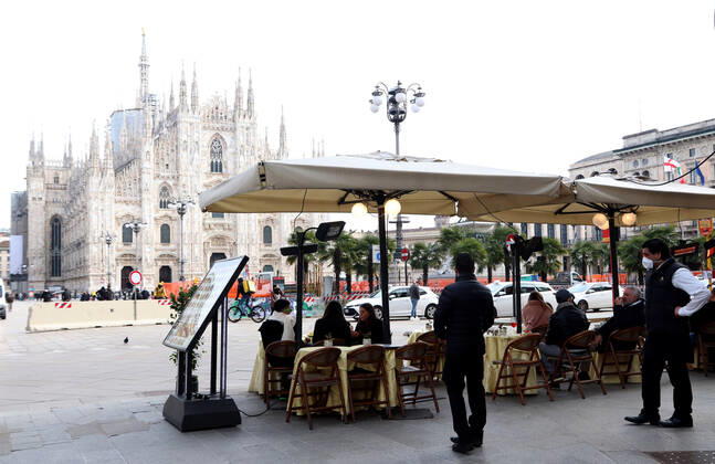 Coronavirus in Italien, Bars und Cafes in Mailand dürfen teilweise öffnen foto ipp clemente marmorino milano 01 02 2021 coronavirus covid 19 - lombardia zona gialla ristoranti e bar aperti con possibilitÃ di servizio al tavolo nella foto un bar in piazza duomo con persone sedute ai tavoli coronavirus covid 19 - zona gia
