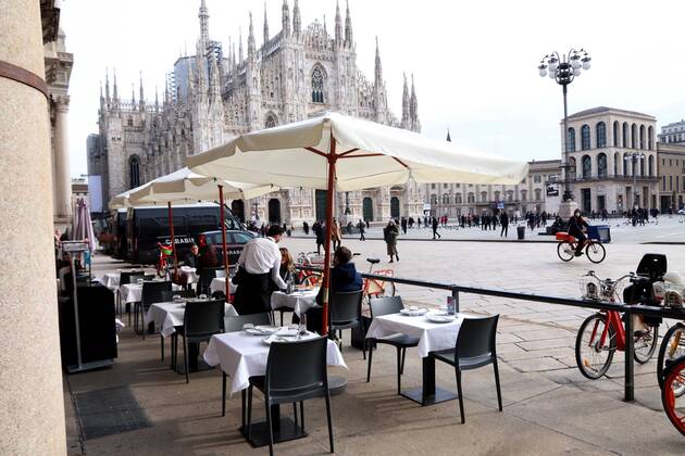 Coronavirus in Italien, Bars und Cafes in Mailand dürfen teilweise öffnen foto ipp clemente marmorino milano 01 02 2021 coronavirus covid 19 - lombardia zona gialla ristoranti e bar aperti con possibilitÃ di servizio al tavolo nella foto un bar in piazza duomo con persone sedute ai tavoli coronavirus covid 19 - zona gia