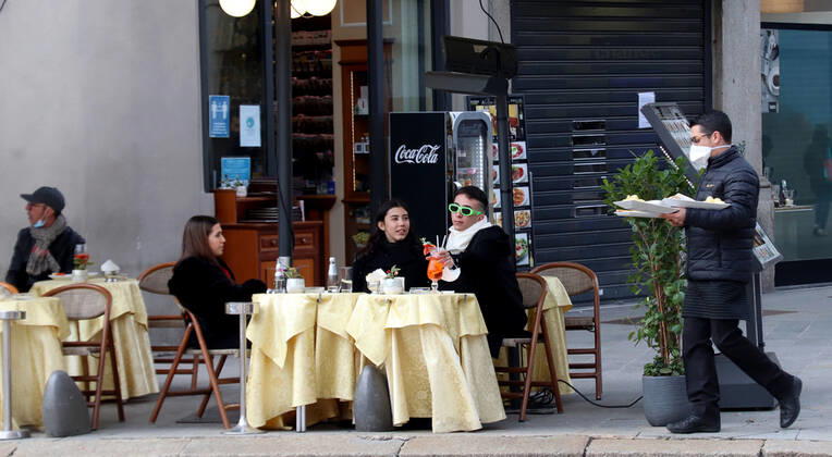 News Bilder des Tages Coronavirus in Italien, Bars und Cafes in Mailand dürfen teilweise öffnen foto ipp clemente marmorino milano 01 02 2021 coronavirus covid 19 - lombardia zona gialla ristoranti e bar aperti con possibilitÃ di servizio al tavolo nella foto un bar con persone sedute ai tavoli coronavirus covid 19 - zona gia