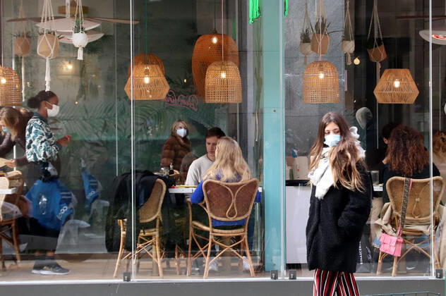 Coronavirus in Italien, Bars und Cafes in Mailand dürfen teilweise öffnen foto ipp clemente marmorino milano 01 02 2021 coronavirus covid 19 - lombardia zona gialla ristoranti e bar aperti con possibilitÃ di servizio al tavolo nella foto un ristorante aperto con persone sedute ai tavoli coronavirus covid 19 - zona gia