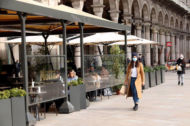 Coronavirus in Italien, Bars und Cafes in Mailand dürfen teilweise öffnen foto ipp clemente marmorino milano 01 02 2021 coronavirus covid 19 - lombardia zona gialla ristoranti e bar aperti con possibilitÃ di servizio al tavolo nella foto un ristorante aperto con persone sedute ai tavoli coronavirus covid 19 - zona gia