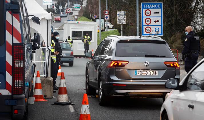 Members of the French National Police check on 01 February 2021 Spanish vehicles at the border crossing between Spain and France at the Santiago Bridge, in the Gipuzkoa town of Irun, north-eastern Spain, after France decided on 31 January to extend to road and train transits the requirement to present a negative PCR made 72 hours before to enter the country from a member state of the European Union. New restrictions in France to prevent the spread of the pandemics !ACHTUNG: NUR REDAKTIONELLE NUTZUNG!  Copyright: xJavierxEtxezarretax GRAFCAV2654 20210201-637477920831169761