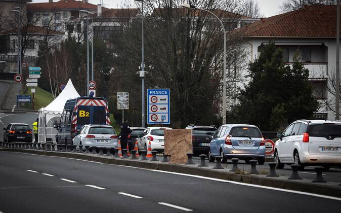 Members of the French National Police check on 01 February 2021 Spanish vehicles at the border crossing between Spain and France at the Santiago Bridge, in the Gipuzkoa town of Irun, north-eastern Spain, after France decided on 31 January to extend to road and train transits the requirement to present a negative PCR made 72 hours before to enter the country from a member state of the European Union. New restrictions in France to prevent the spread of the pandemics !ACHTUNG: NUR REDAKTIONELLE NUTZUNG!  Copyright: xJavierxEtxezarretax GRAFCAV2651 20210201-637477920803200827