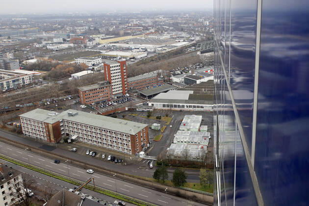 Polizei und Ordnungsamt haben die Flüchtlingsunterkunft in der Herkulesstraße in Neuehrenfeld abgeriegelt. Dort ist die südafrikanische Variante des Corona-Virus aufgetreten, die als besonders ansteckend gilt. 31 Flüchtlinge und mehrere Mitarbeiter sind infiziert. Sämtliche Bewohner stehen nun unter Quarantäne. Köln, 01.02.2021