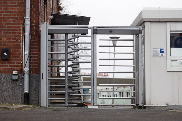 Polizei und Ordnungsamt haben die Flüchtlingsunterkunft in der Herkulesstraße in Neuehrenfeld abgeriegelt. Dort ist die südafrikanische Variante des Corona-Virus aufgetreten, die als besonders ansteckend gilt. 31 Flüchtlinge und mehrere Mitarbeiter sind infiziert. Sämtliche Bewohner stehen nun unter Quarantäne. Köln, 01.02.2021