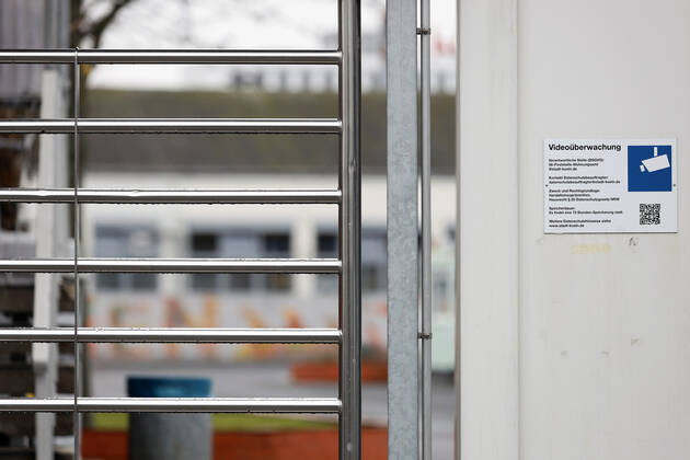 Polizei und Ordnungsamt haben die Flüchtlingsunterkunft in der Herkulesstraße in Neuehrenfeld abgeriegelt. Dort ist die südafrikanische Variante des Corona-Virus aufgetreten, die als besonders ansteckend gilt. 31 Flüchtlinge und mehrere Mitarbeiter sind infiziert. Sämtliche Bewohner stehen nun unter Quarantäne. Köln, 01.02.2021