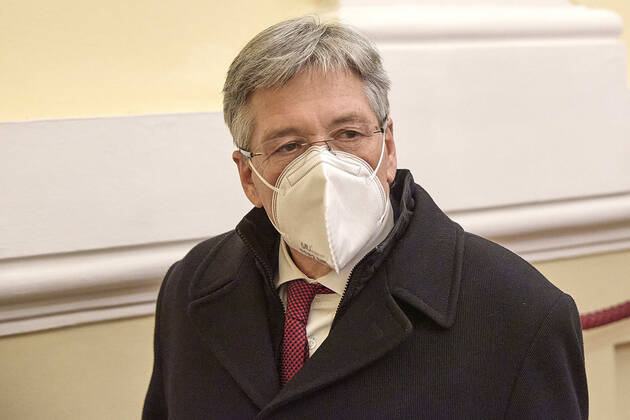 - Wien 01.02.2021 - Coronavirus Krise - Heute fand im Bundekanzleramt ein Treffen der Bundesregierung mit Experten und den Landeshauptleuten statt bei dem die weitere Vorgangsweise nach Ende des 3. harten Lockdowns am 08. Februar sein wird. Im Anschluss gab es eine Pressekonferenz. PHOTO: Der Landeshauptmann von Kärnten Peter Kaiser (SPÖ) nach der Sitzung beim Verlassen des Bundeskanzleramts. Vienna, Austria - Coronavirus Crisis - A meeting of the federal government with experts and the state governors took place in the Federal Chancellery today, at which the further procedure after the end of the 3rd hard lockdown will be on February 8th. Afterwards there was a press conference. Regierungsentscheidung zu Vorgangsweise nach Lockdown ** 