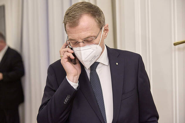 - Wien 01.02.2021 - Coronavirus Krise - Heute fand im Bundekanzleramt ein Treffen der Bundesregierung mit Experten und den Landeshauptleuten statt bei dem die weitere Vorgangsweise nach Ende des 3. harten Lockdowns am 08. Februar sein wird. Im Anschluss gab es eine Pressekonferenz. PHOTO: Der Landeshauptmann aus Oberösterreich Thomas Stelzer (ÖVP) nach der Sitzung beim Verlassen des Bundeskanzleramts. Vienna, Austria - Coronavirus Crisis - A meeting of the federal government with experts and the state governors took place in the Federal Chancellery today, at which the further procedure after the end of the 3rd hard lockdown will be on February 8th. Afterwards there was a press conference. Regierungsentscheidung zu Vorgangsweise nach Lo 