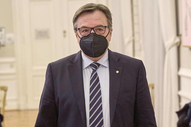 - Wien 01.02.2021 - Coronavirus Krise - Heute fand im Bundekanzleramt ein Treffen der Bundesregierung mit Experten und den Landeshauptleuten statt bei dem die weitere Vorgangsweise nach Ende des 3. harten Lockdowns am 08. Februar sein wird. Im Anschluss gab es eine Pressekonferenz. PHOTO: Der Landeshauptmann aus Tirol Günther Platter (ÖVP), nach der Sitzung beim Verlassen des Bundeskanzleramts Vienna, Austria - Coronavirus Crisis - A meeting of the federal government with experts and the state governors took place in the Federal Chancellery today, at which the further procedure after the end of the 3rd hard lockdown will be on February 8th. Afterwards there was a press conference. Regierungsentscheidung zu Vorgangsweise nach Lockdown * 