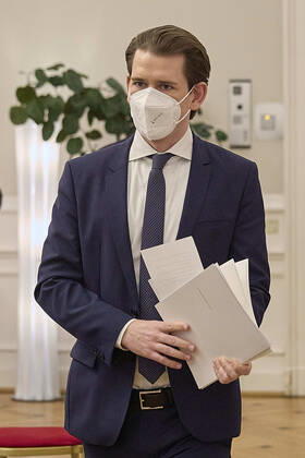 - Wien 01.02.2021 - Coronavirus Krise - Heute fand im Bundekanzleramt ein Treffen der Bundesregierung mit Experten und den Landeshauptleuten statt bei dem die weitere Vorgangsweise nach Ende des 3. harten Lockdowns am 08. Februar sein wird. Im Anschluss gab es eine Pressekonferenz. PHOTO: Bundeskanzler Sebastian Kurz (ÖVP) nach der Sitzung beim Verlassen des Bundeskanzleramts. Vienna, Austria - Coronavirus Crisis - A meeting of the federal government with experts and the state governors took place in the Federal Chancellery today, at which the further procedure after the end of the 3rd hard lockdown will be on February 8th. Afterwards there was a press conference. Regierungsentscheidung zu Vorgangsweise nach Lockdown
