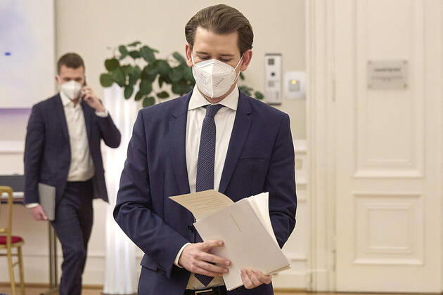 - Wien 01.02.2021 - Coronavirus Krise - Heute fand im Bundekanzleramt ein Treffen der Bundesregierung mit Experten und den Landeshauptleuten statt bei dem die weitere Vorgangsweise nach Ende des 3. harten Lockdowns am 08. Februar sein wird. Im Anschluss gab es eine Pressekonferenz. PHOTO: Bundeskanzler Sebastian Kurz (ÖVP) nach der Sitzung beim Verlassen des Bundeskanzleramts. Vienna, Austria - Coronavirus Crisis - A meeting of the federal government with experts and the state governors took place in the Federal Chancellery today, at which the further procedure after the end of the 3rd hard lockdown will be on February 8th. Afterwards there was a press conference. Regierungsentscheidung zu Vorgangsweise nach Lockdown