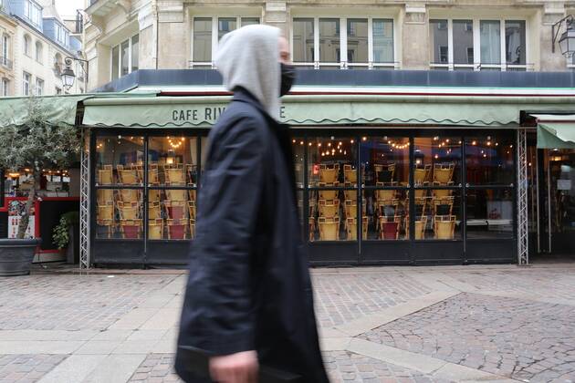 Fermeture des cafes et des restaurants pendant l epidemie de covid-19 NEWS: Fermeture des cafes et des restaurants- Paris- 01 02 2021 JonathanRebboah Panoramic  PESRK24022012