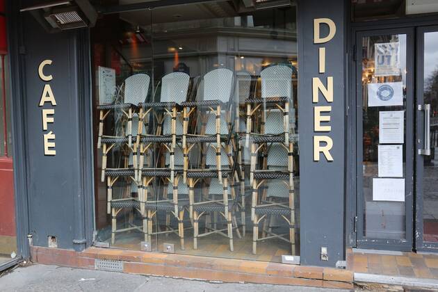Fermeture des cafes et des restaurants pendant l epidemie de covid-19 NEWS: Fermeture des cafes et des restaurants- Paris- 01 02 2021 JonathanRebboah Panoramic  PESRK24022012