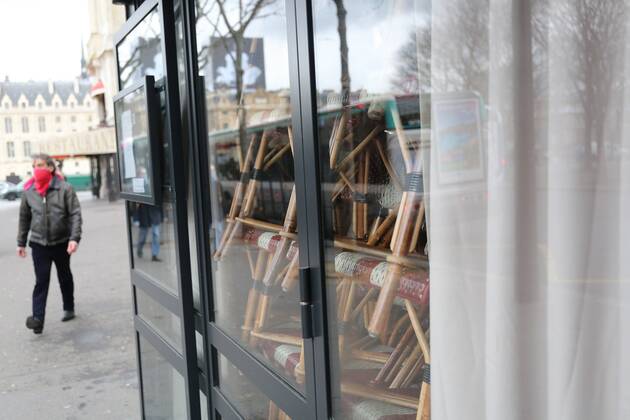 Fermeture des cafes et des restaurants pendant l epidemie de covid-19 NEWS: Fermeture des cafes et des restaurants- Paris- 01 02 2021 JonathanRebboah Panoramic  PESRK24022012