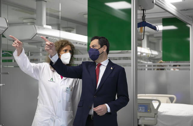 The President of the Junta de Andalucia, Juanma Moreno (2l), with health personnel during the inauguration of the new Covid-19 Emergency Hospital, built in the former Military Hospital Vigil de Quinones. In Seville, (Andalusia, Spain), 01 February 2021. 01 FEBRUARY 2021 Maria JosÃ Lopez LagenciaEP 02 01 2021 Seville (Andalusia) Seville (Andalusia) Spain Copyright: xMariaxJosÃ xLopezx 3543327