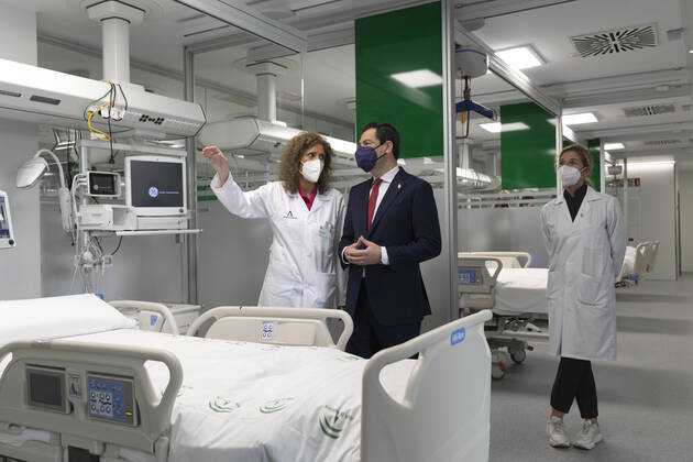 The President of the Junta de Andalucia, Juanma Moreno (c), with the healthcare staff during the inauguration of the new Covid-19 Emergency Hospital, built in the former Military Hospital Vigil de Quinones. In Seville, (Andalusia, Spain), 01 February 2021. 01 FEBRUARY 2021 Maria JosÃ Lopez LagenciaEP 02 01 2021 Seville (Andalusia) Seville (Andalusia) Spain Copyright: xMariaxJosÃ xLopezx 3543329