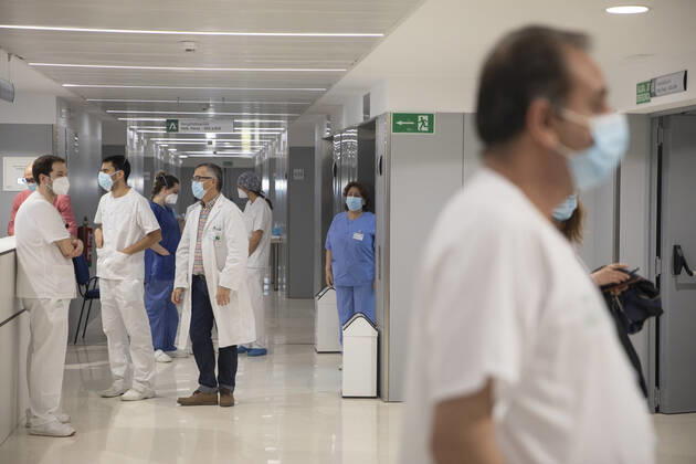 Healthcare personnel during the inauguration of the new Covid-19 Emergency Hospital, built in the former Military Hospital Vigil de Quinones. In Seville, (Andalusia, Spain), 01 February 2021. 01 FEBRUARY 2021 Maria JosÃ Lopez LagenciaEP 02 01 2021 Seville (Andalusia) Seville (Andalusia) Spain Copyright: xMariaxJosÃ xLopezx 3543418