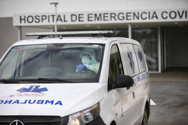 Healthcare personnel in PPE suit during the admission of a covid-19 patient to the new Covid-19 Emergency Hospital. In Seville (Andalusia, Spain), 01 February 2021. 01 FEBRUARY 2021 Maria JosÃ Lopez LagenciaEP 02 01 2021 Seville (Andalusia) Seville (Andalusia) Spain Copyright: xMariaxJosÃ xLopezx 3543647