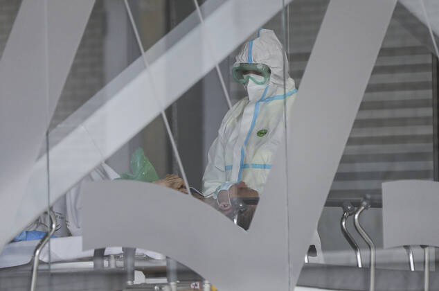 Healthcare personnel in PPE suit during the admission of a covid-19 patient to the new Covid-19 Emergency Hospital. In Seville (Andalusia, Spain), 01 February 2021. 01 FEBRUARY 2021 Maria JosÃ Lopez LagenciaEP 02 01 2021 Seville (Andalusia) Seville (Andalusia) Spain Copyright: xMariaxJosÃ xLopezx 3543661