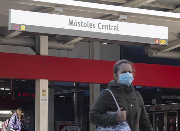 A woman waits to catch a train at Mostoles Central station on the same day that new restrictions come into force in the municipality by Covid-19, in Mostoles, Madrid, (Spain), on February 1, 2021. As of today in Madrid, 19 more Basic Health Zones (ZBS) are extended to those with restrictions, from which you can not enter or leave without good cause such as work or studies. These 19 are in addition to those already restricted previously, which is why at this moment there are a total of 71 basic health zones (ZBS) and 30 localities with restrictions in the region. 01 FEBRUARY 2021;MOSTOLES;RESTRICTIONS;COVID;CORONAVIRUS Eduardo Parra LagenciaEP 02 01 2021 Mostoles, (Madrid) Mostoles, (Madrid) Spain Copyright: xEduardoxParrax 3543732