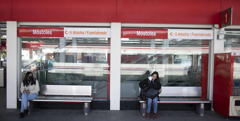 Several passengers wait to catch the train at the Mostoles Central station on the same day that new restrictions come into force in the municipality by the Covid-19, in Mostoles, Madrid, (Spain), on February 1, 2021. As of today in Madrid, 19 more Basic Health Zones (ZBS) are extended to those with restrictions, from which you can not enter or leave without good cause such as work or studies. These 19 are in addition to those already restricted previously, which is why at this moment there are a total of 71 basic health zones (ZBS) and 30 localities with restrictions in the region. 01 FEBRUARY 2021;MOSTOLES;RESTRICTIONS;COVID;CORONAVIRUS Eduardo Parra LagenciaEP 02 01 2021 Mostoles, (Madrid) Mostoles, (Madrid) Spain Copyright: xEduardoxParrax 3543735