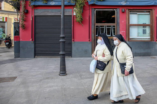 Two nuns pass by a closed restaurant in the district of La Latina in Madrid (Spain), on February 1, 2021. The community of Madrid will decree the mandatory use of masks inside restaurants and increase the number of people who can be seated at the same table on a terrace to 6. The measures will come into force from next Friday. 01 FEBRUARY 2021;CORONAVIRUS;RESTRICTIONS;INFECTED;CONTAGIONS;MASKS;HOSPITALITY INDUSTRY Ricardo Rubio LagenciaEP 02 01 2021 Madrid Madrid Spain Copyright: xRicardoxRubiox 3544179