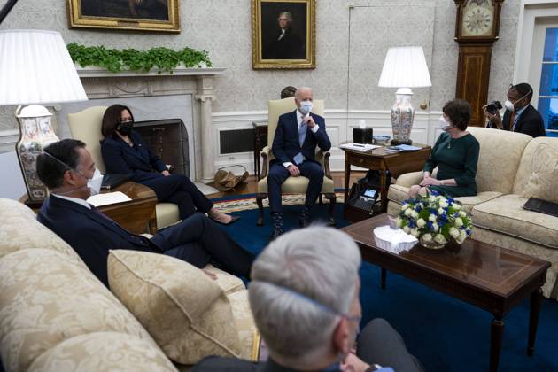 News Bilder des Tages February 1, 2021, Washington, District of Columbia, USA: United States President Joe Biden and US Vice President Kamala Harris meet with Republican US Senators about the American Rescue Plan, in the Oval Office of the White House in Washington, DC, Monday, Feb.1, 2021. Pictured from the President™s left: US Senator Susan Collins (Republican of Maine); US Senator Bill Cassidy (Republican of Louisiana); US Senator Mitt Romney (Republican of Utah); Vice President Harris Washington USA - ZUMAs152 20210201_zaa_s152_025 Copyright: xDougxMillsx