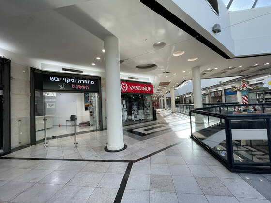 (210201) -- JERUSALEM, Feb. 1, 2021 -- Photo taken on Feb. 1, 2021 shows a closed shopping mall during a lockdown amid the COVID-19 pandemic in Jerusalem. Late on Sunday, Israel s cabinet decided to extend the ongoing nationwide lockdown until Friday in an effort to curb the coronavirus outbreak. (Photo by Xinhua) MIDEAST-JERUSALEM-COVID-19-LOCKDOWN MuammarxAwad 
