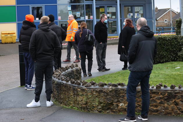 Coronavirus in Großbritannien, Suche nach mit südafrikanischer Variante Infizierten in Maidstone . 02 02 2021. Maidstone , United Kingdom. A queue for a mobile testing centre in Maidstone , Kent , as mass testing begins for the South African Covid 19 variant.  xStephenxLockx xi-Imagesx IIM-22006-0001