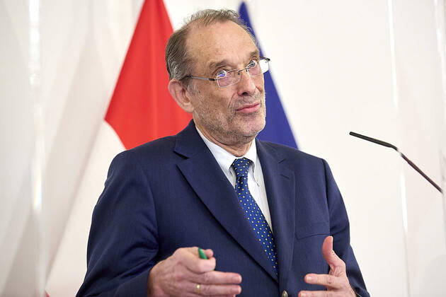 - Wien 02.02.2021 - Coronavirus Krise - Nachdem gestern beschlossen wurde den derzeitigen Lockdown am 8.2. zu benden gaben heute der Bildungsminister und Innenministerr eine Pressekonferenz im Bundeskanzleramt. PHOTO: Bildungsminister Heinz Faßmann (ÖVP) während der PK Vienna, Austria - Coronavirus Crisis - Yesterday the government announced the end of the lockdown on 8.2. Today there was a press conference by the education minister and the minister for interior in the Federal Chancellery. PK Bildungsminister und Innenminister zu Lockdownende
