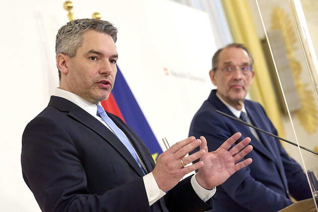 - Wien 02.02.2021 - Coronavirus Krise - Nachdem gestern beschlossen wurde den derzeitigen Lockdown am 8.2. zu benden gaben heute der Bildungsminister und Innenministerr eine Pressekonferenz im Bundeskanzleramt. PHOTO: Bildungsminister Heinz Faßmann (R ÖVP) und Innenminister Karl Nehammer (L ÖVP) während der PK Vienna, Austria - Coronavirus Crisis - Yesterday the government announced the end of the lockdown on 8.2. Today there was a press conference by the education minister and the minister for interior in the Federal Chancellery. PK Bildungsminister und Innenminister zu Lockdownende