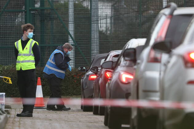 Coronavirus in Großbritannien, Suche nach mit südafrikanischer Variante Infizierten in Maidstone . 02 02 2021. Maidstone , United Kingdom. A queue of cars for a mobile testing centre in Maidstone , Kent , as mass testing begins for the South African Covid 19 variant.  xStephenxLockx xi-Imagesx IIM-22006-0007