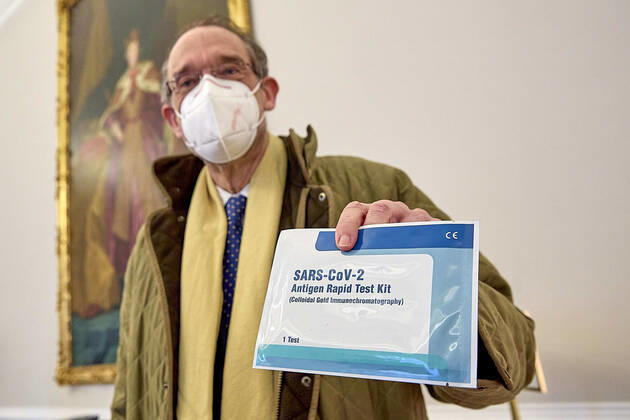 - Wien 02.02.2021 - Coronavirus Krise - Nachdem gestern beschlossen wurde den derzeitigen Lockdown am 8.2. zu benden gaben heute der Bildungsminister und Innenministerr eine Pressekonferenz im Bundeskanzleramt. PHOTO: Bildungsminister Heinz Faßmann (ÖVP) mit einem, für die Schulen angeschafften, Nasenvorraumtest, nach der PK Vienna, Austria - Coronavirus Crisis - Yesterday the government announced the end of the lockdown on 8.2. Today there was a press conference by the education minister and the minister for interior in the Federal Chancellery. PK Bildungsminister und Innenminister zu Lockdownende