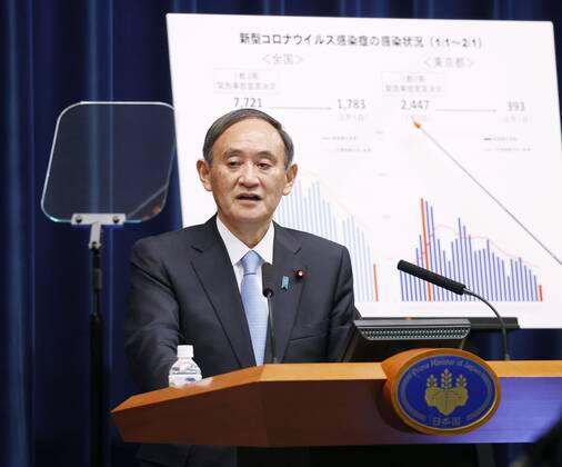News Bilder des Tages Japan extends virus emergency for Tokyo and other regions to March 7 Japanese Prime Minister Yoshihide Suga attends a press conference in Tokyo on Feb. 2, 2021, after he declared an extension of the coronavirus state of emergency for Tokyo, Osaka and other regions by one month to March 7 in view of a surge in serious patients at manpower-strapped hospitals. 