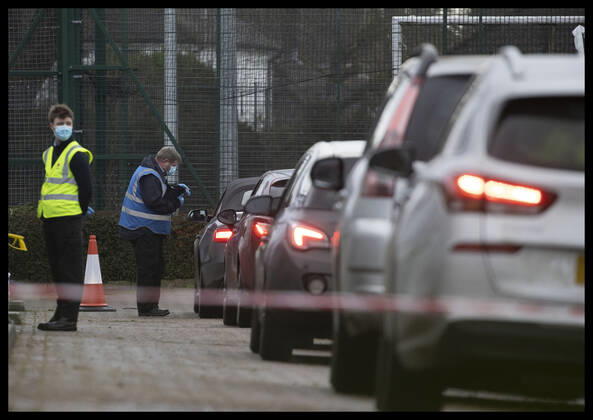 Coronavirus in Großbritannien, Suche nach mit südafrikanischer Variante Infizierten in Maidstone . 02 02 2021. Maidstone , United Kingdom. A queue of cars at a mobile testing centre in Maidstone,Kent , at the start of mass testing for the South African Covid 19 variant.  xStephenxLockx xi-Imagesx IIM-22006-0012
