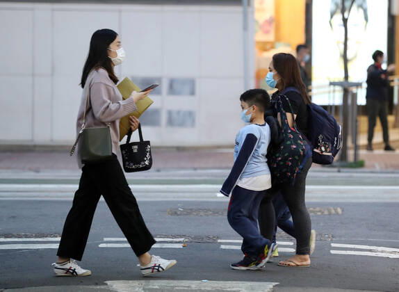 Coronavirus, Eindrücke aus Hongkong (210202) -- HONG KONG, Feb. 2, 2021 -- People wearing face masks are seen on the street in Hong Kong, south China, Feb. 2, 2021. Hong Kong s Center for Health Protection (CHP) reported 25 additional confirmed cases of COVID-19 on Tuesday, taking its total tally to 10,511. ) CHINA-HONG KONG-COVID-19-CASES (CN) LixGang 